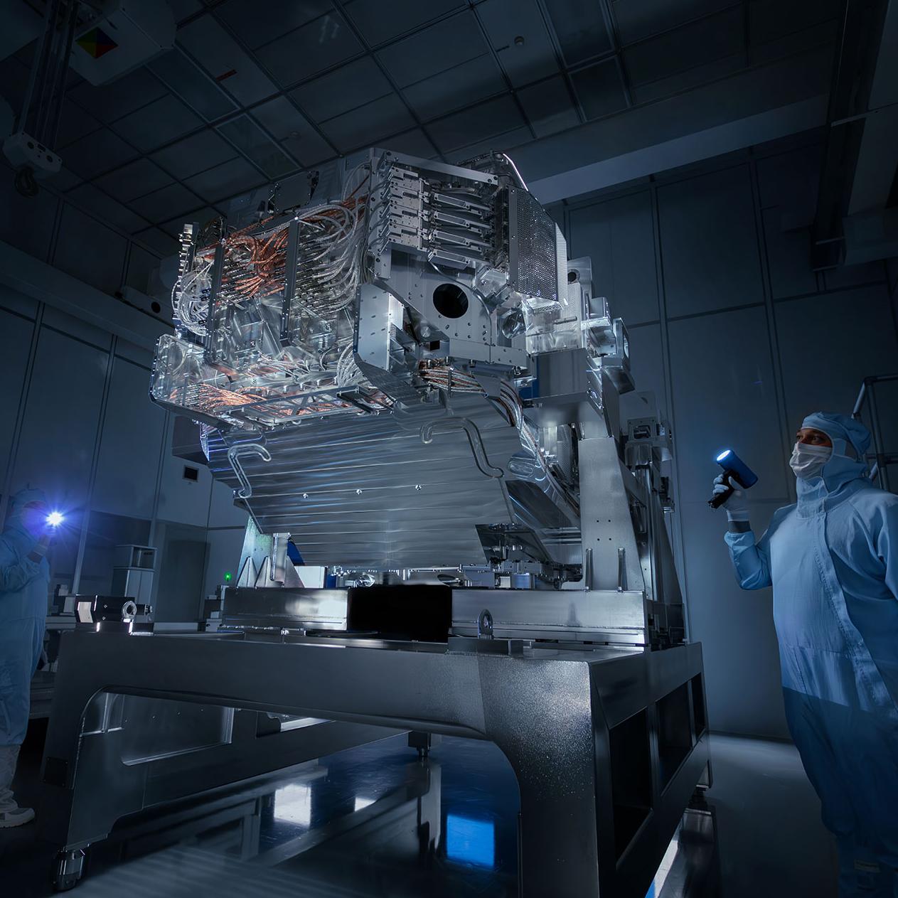 zwei ZEISS Mitarbeitende bei der Schwarzlichtkontrolle für High NA Lithographie