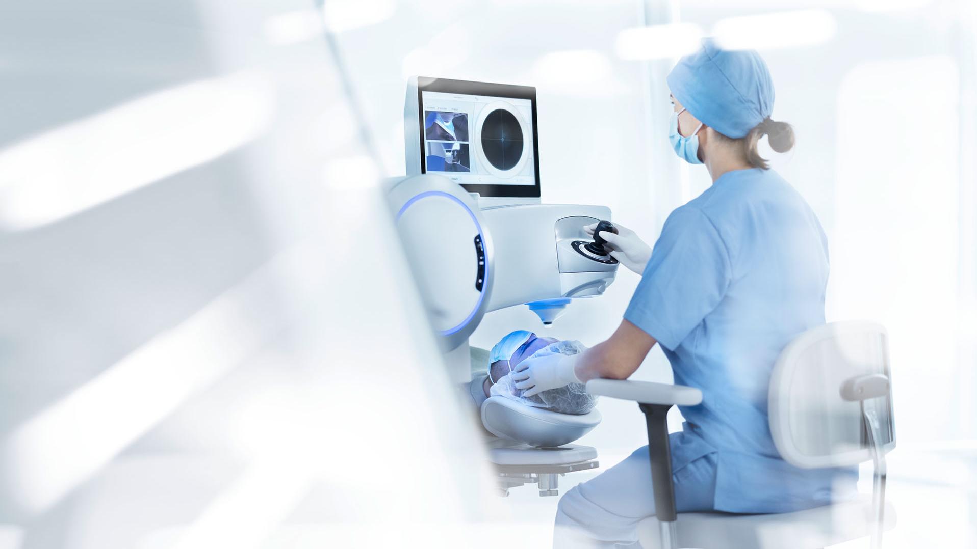minimal-invasive Lentikelextraktion mit dem VISUMAX® 800 mit SMILE® pro für Menschen mit Hyperopie