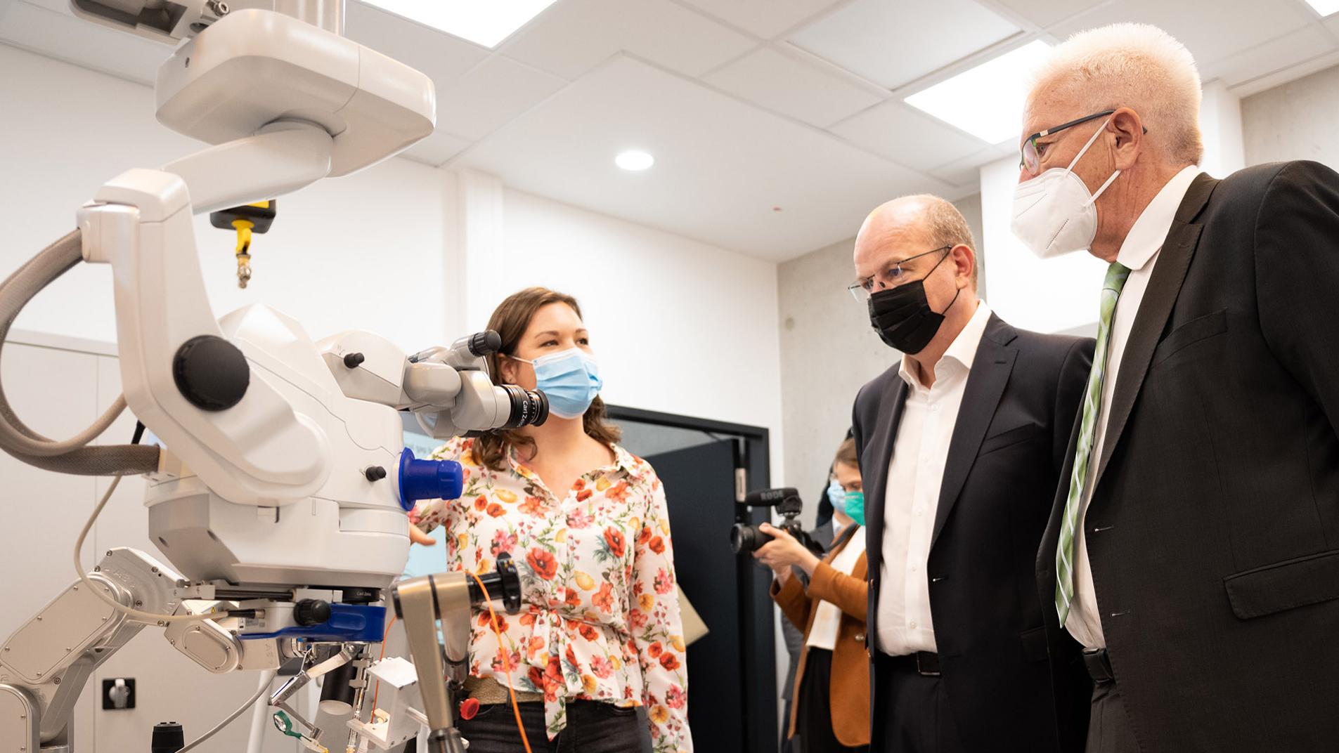 Baden-Württemberg&apos;s Prime Minister Winfried Kretschmann visited the ZEISS Innovation Hub