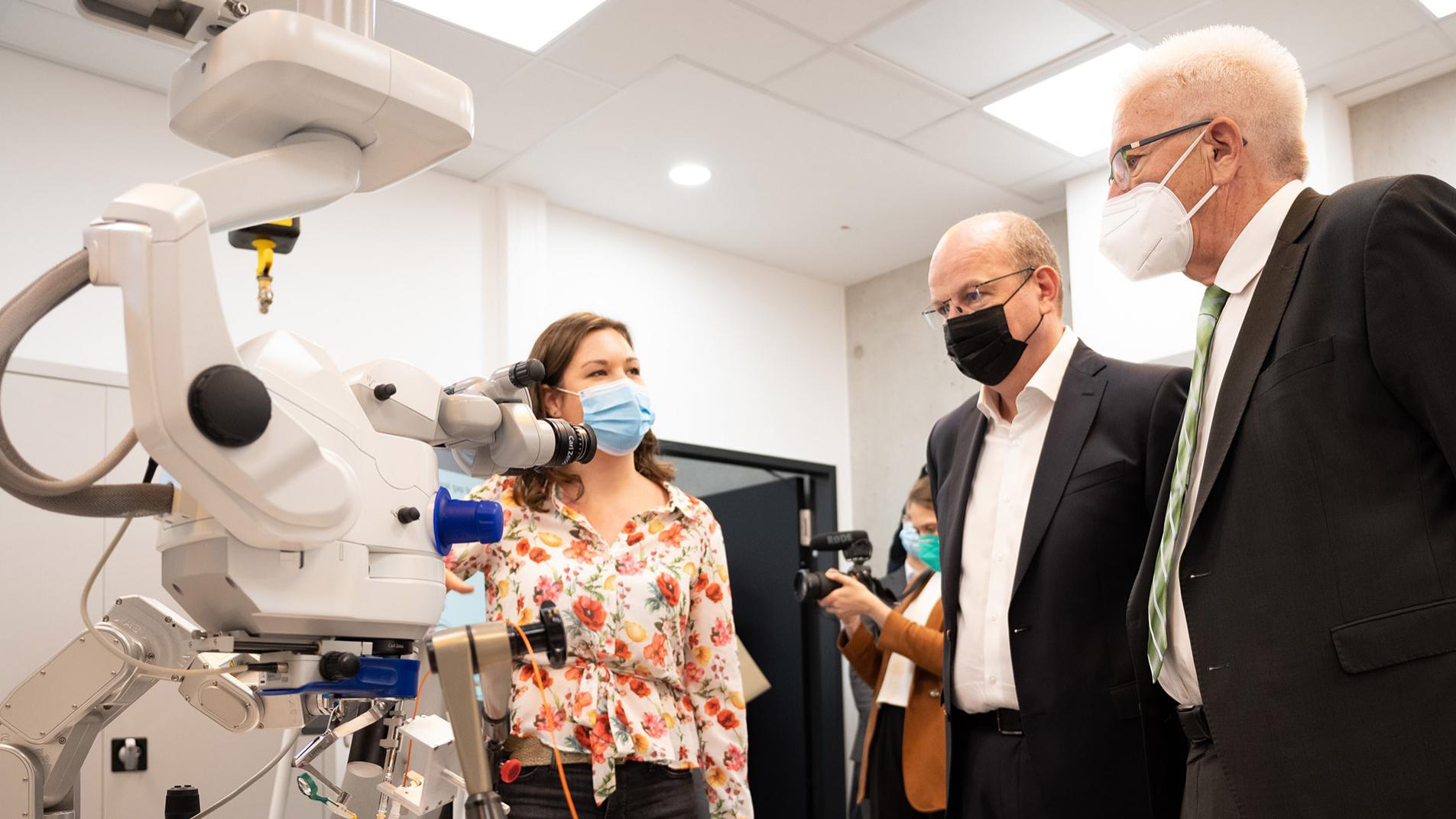 Baden-Württemberg's Prime Minister Winfried Kretschmann visited the Zeiss Innovation Hub