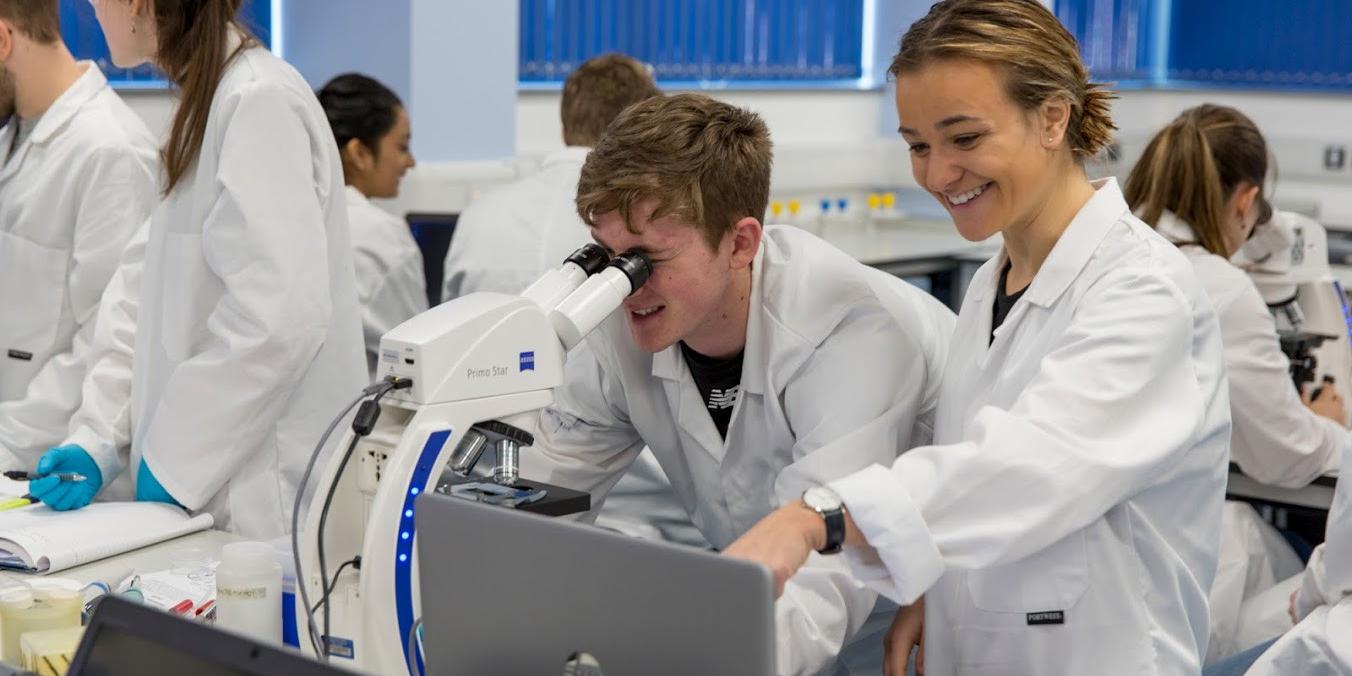 Promoting future scientists is anchored in the statue of the Carl Zeiss Foundation – a stipulation of its founder, Ernst Abbe