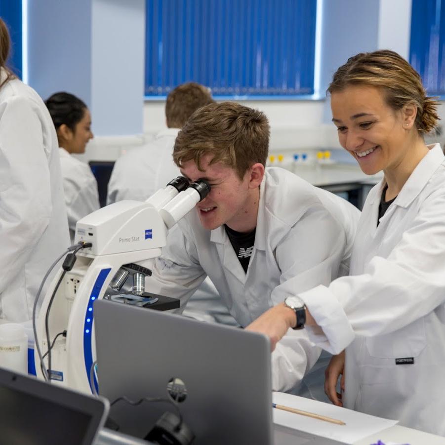 Promoting future scientists is anchored in the statue of the Carl Zeiss Foundation – a stipulation of its founder, Ernst Abbe