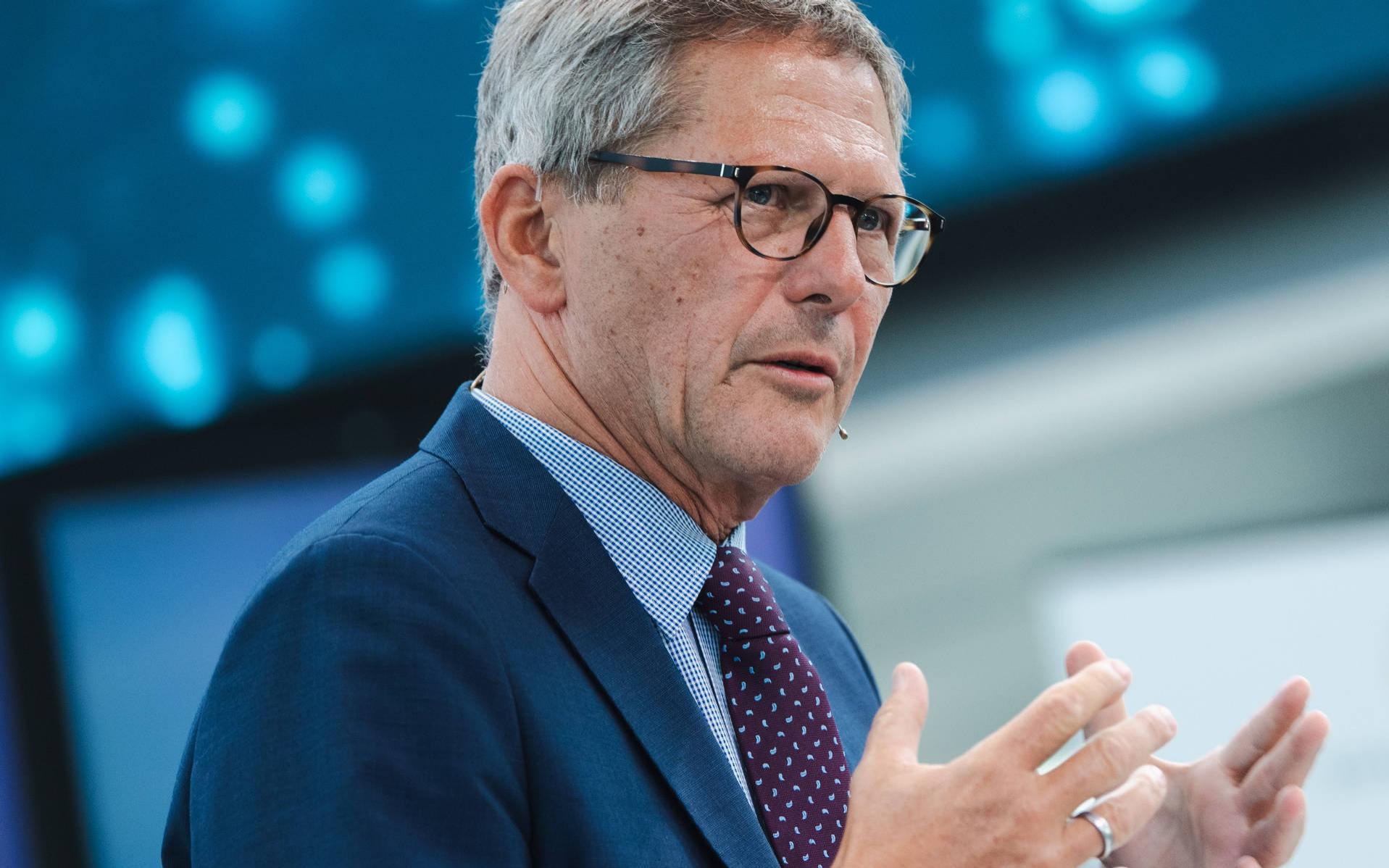 Profile picture of Prof. Dr. Michael Kaschke. He is wearing a blue suit. His hands are raised as he gesticulates.