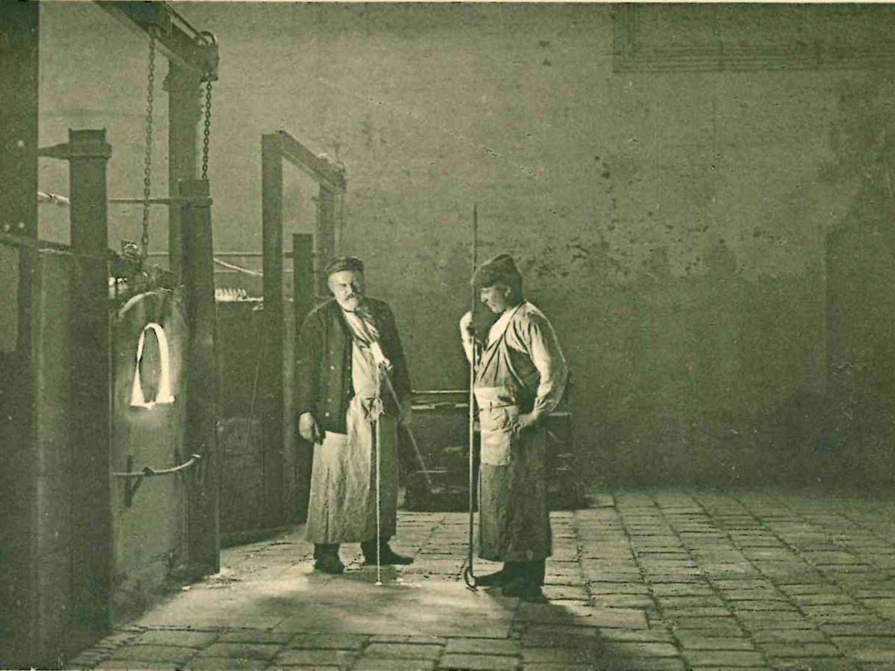 Inspecting the melt batch (Photo: SCHOTT Archives).