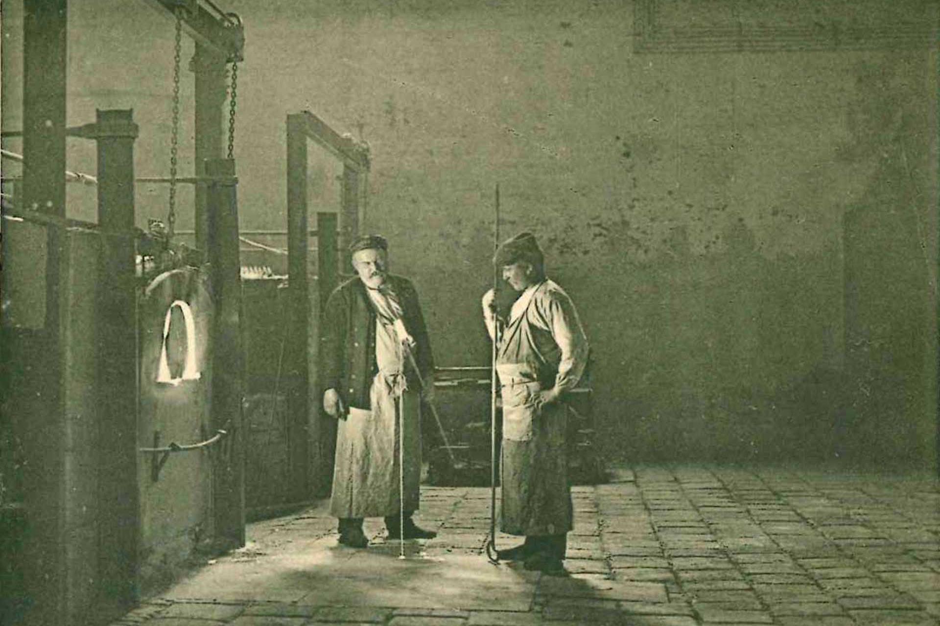 Inspecting the melt batch (Photo: SCHOTT Archives).