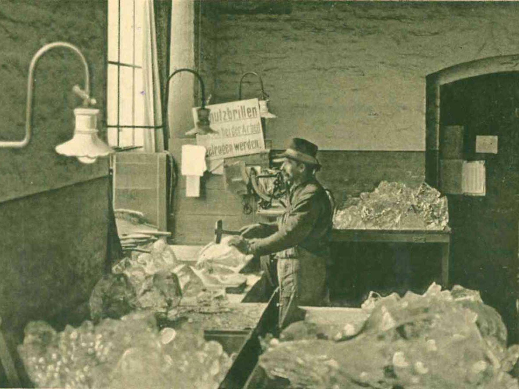 Finishing the raw optical lens (Photo: SCHOTT Archives).