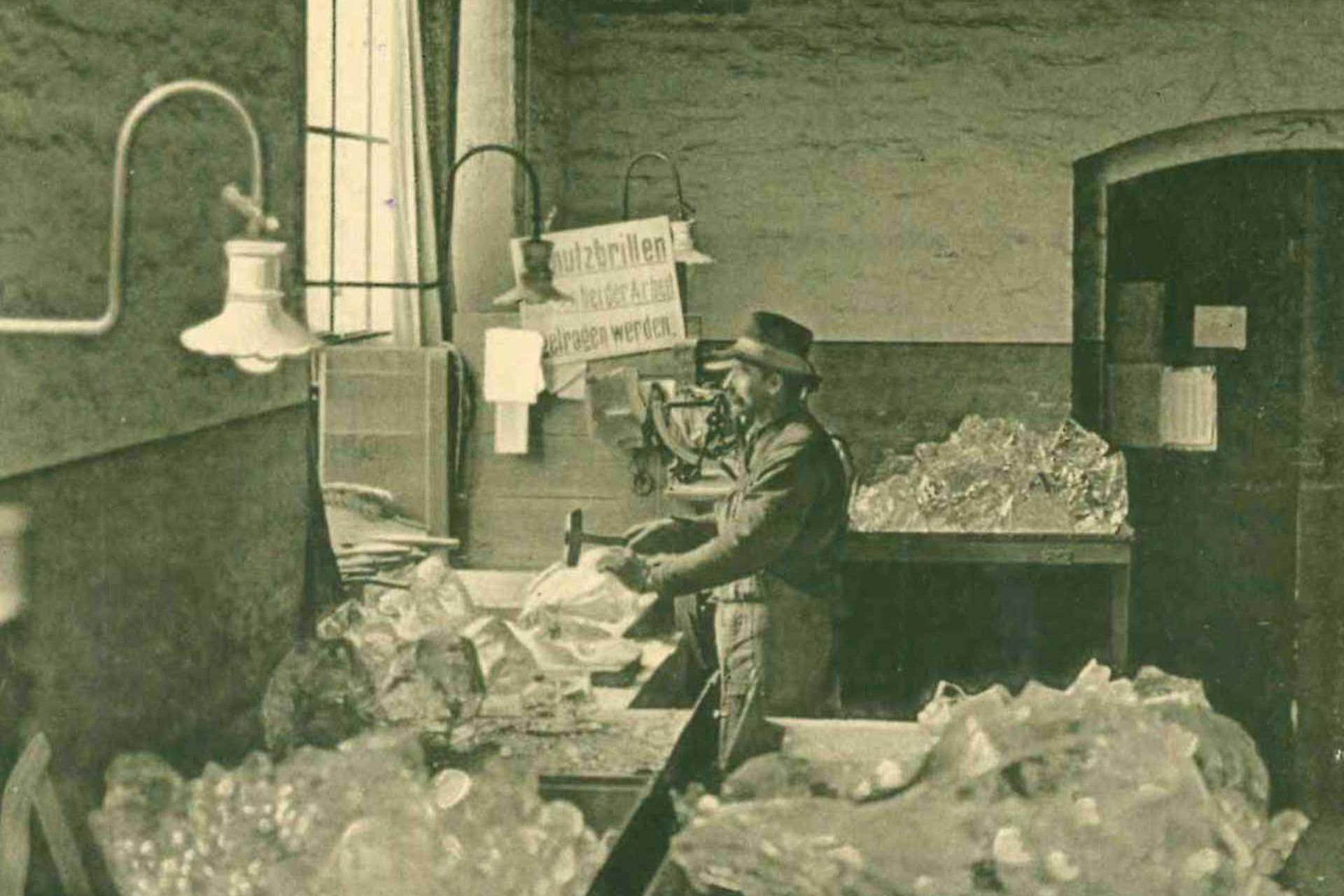 Finishing the raw optical lens (Photo: SCHOTT Archives).