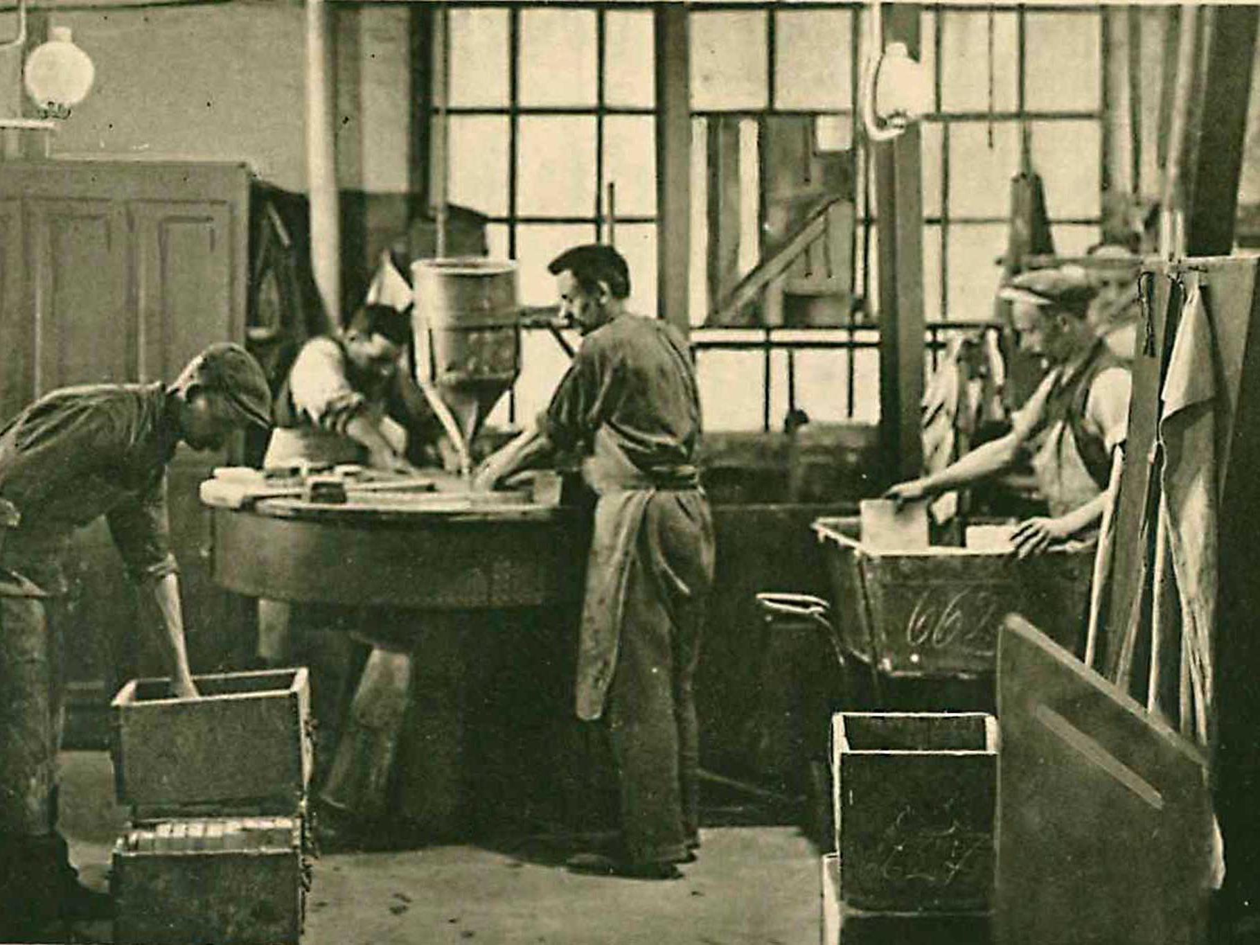 Grinding of optical plate glass (Photo: SCHOTT Archives).