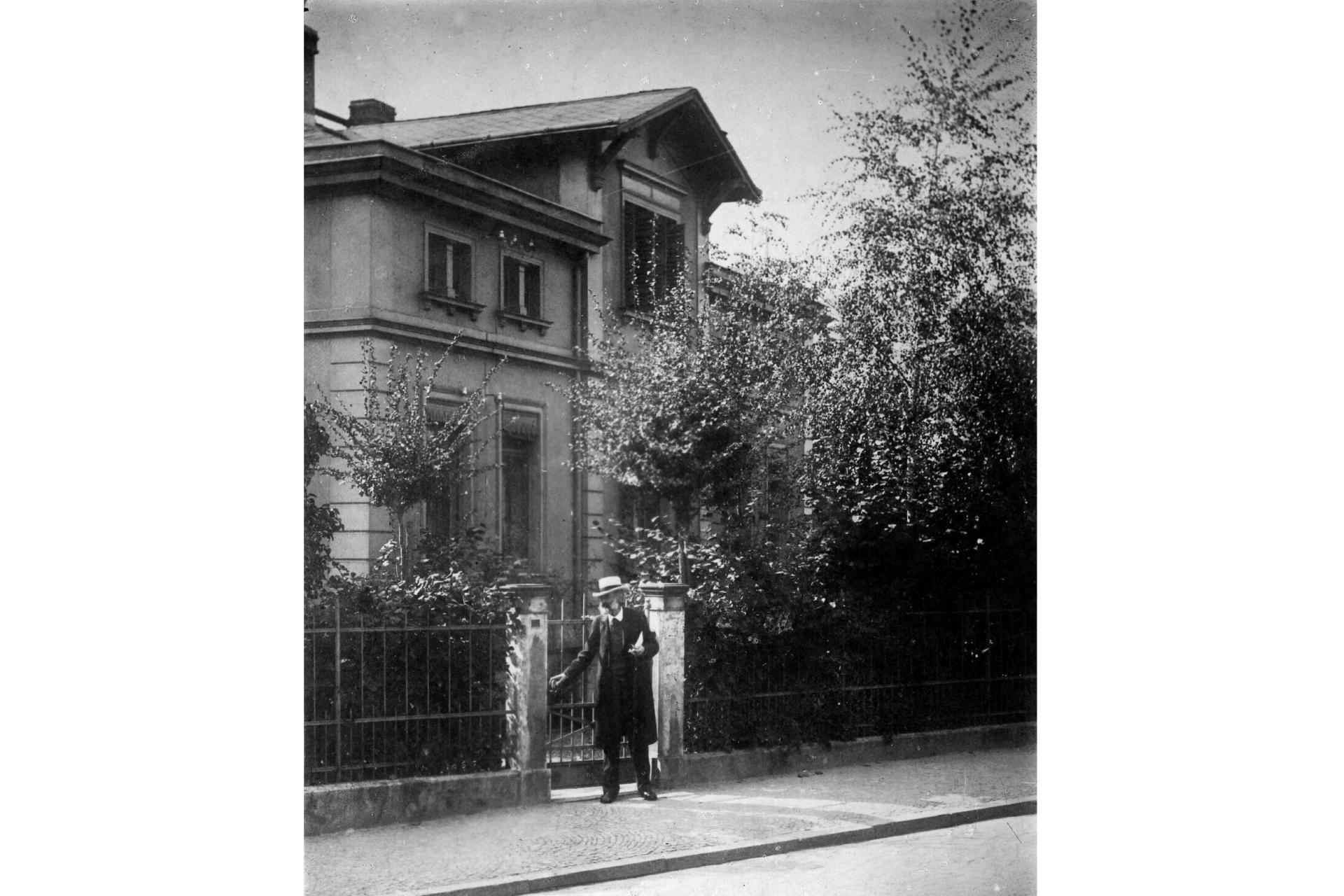 Abbe in a straw hat at the front gate of his house around 1900.