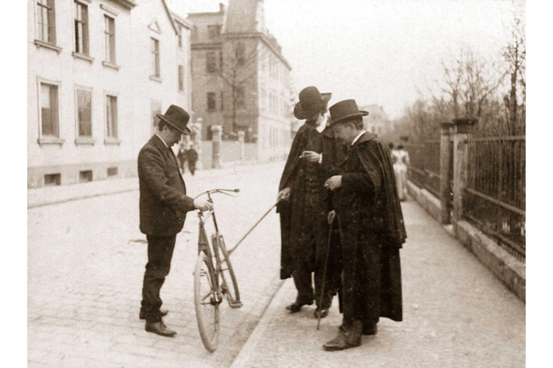 Ernst Abbe and Otto Schott examining the chainless bicycle of Paul Rudolph.