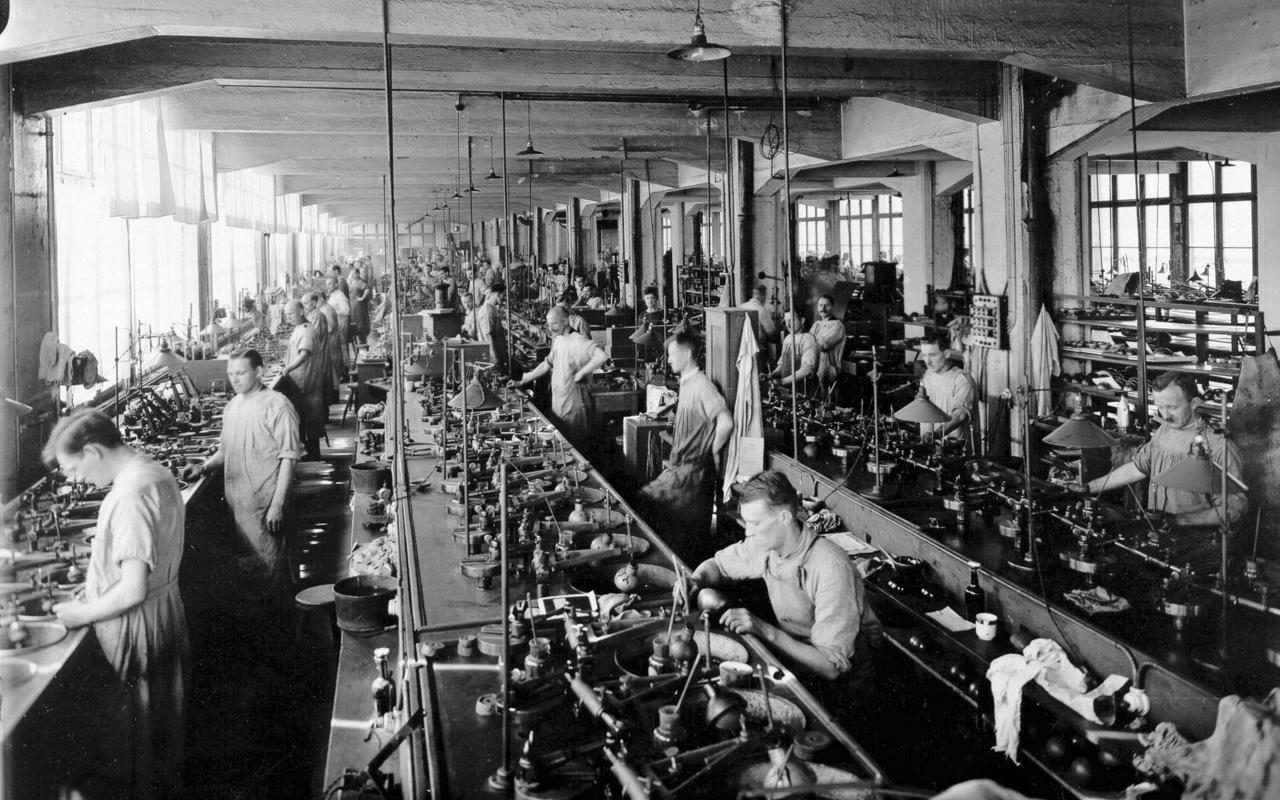 Workers at the ZEISS plant