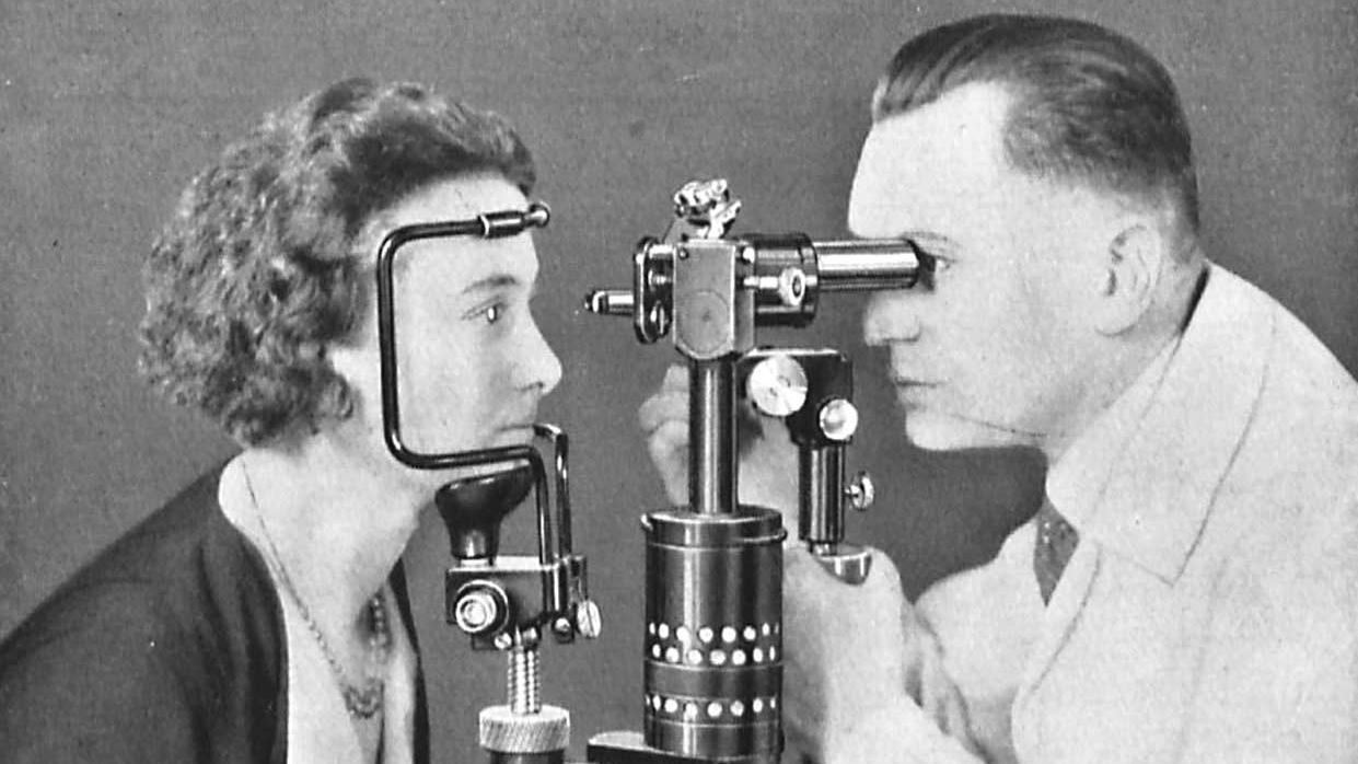 Slit lamp according to Comberg’s design.