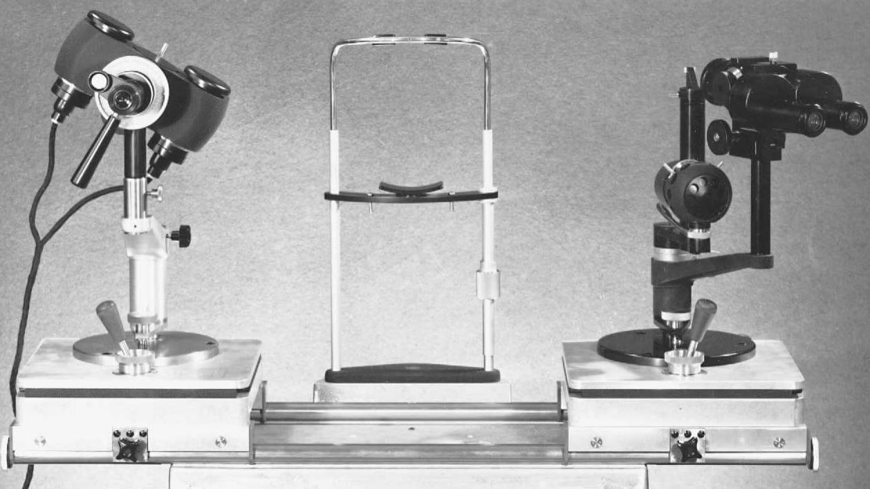 Keratometer for distance-independent measurement of corneal curvature and refractive power.