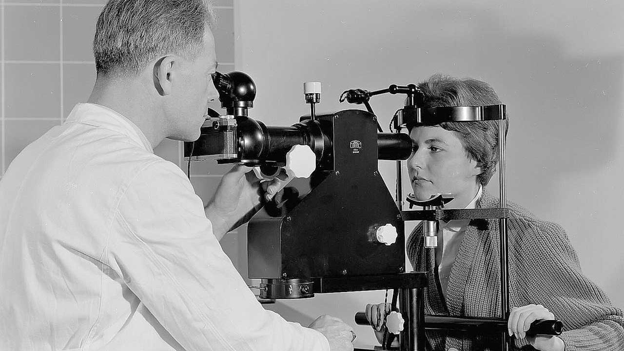 Fundus camera based on Hans Littmann’s design with telecentric beam path.