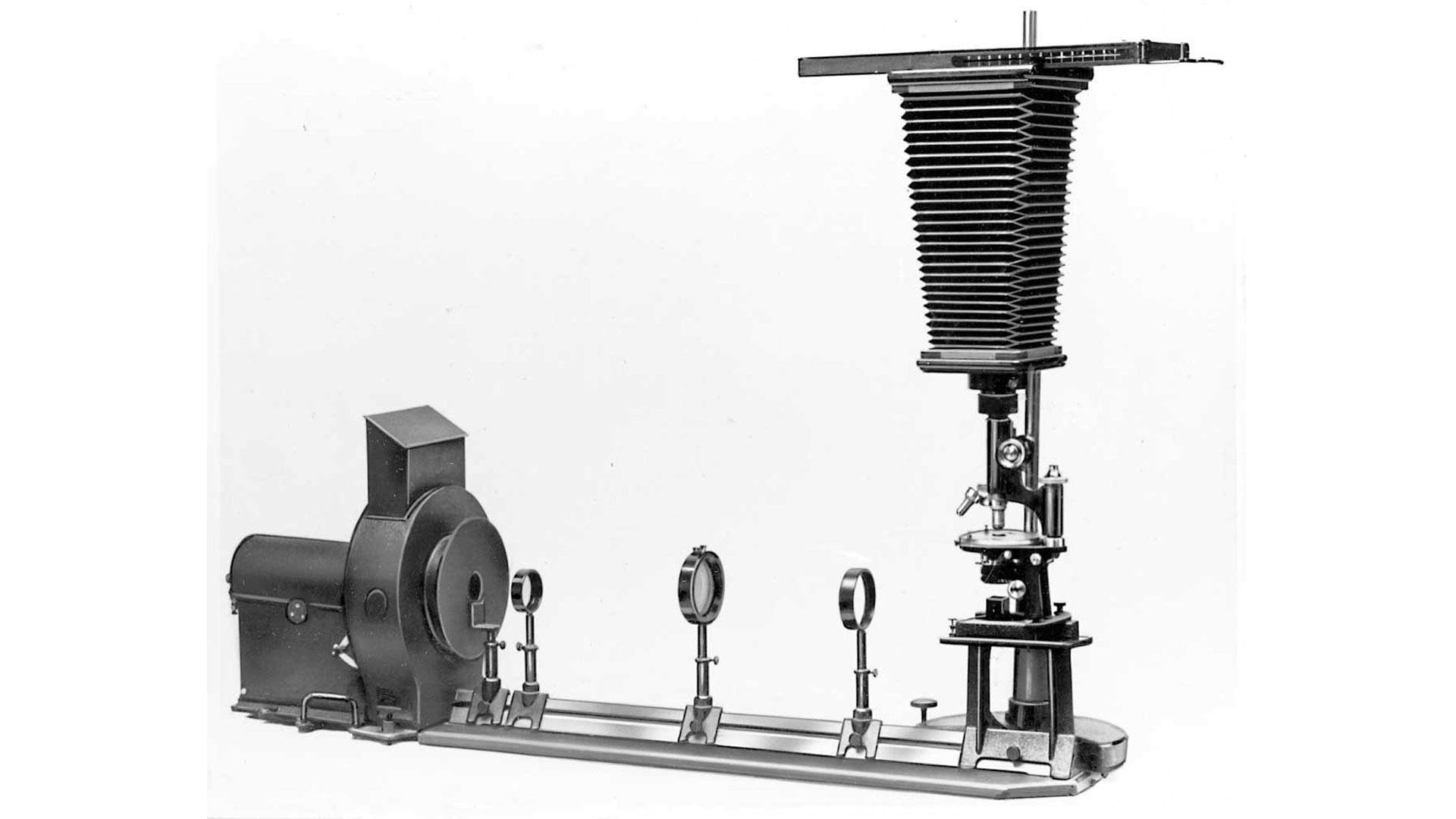 Test setup for fluorescence microscopy by August Köhler and Henry Siedentopf. 