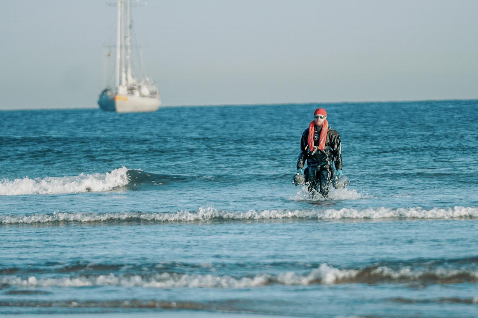 Eine Probe wird aus dem Meer entnommen