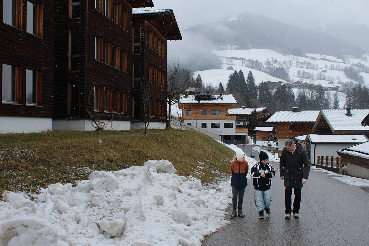  Karl Lamprecht walks through Alpbach with the children to look for samples.