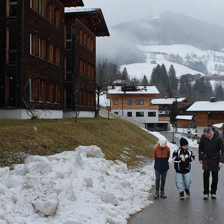  Karl Lamprecht walks through Alpbach with the children to look for samples.