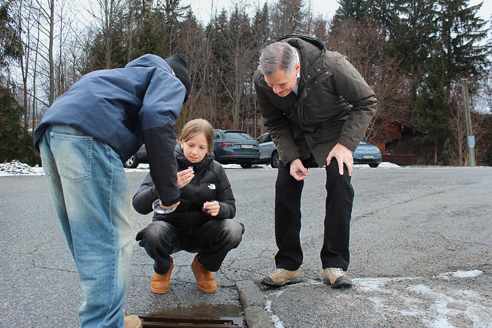 Karl Lamprecht collects samples with the children.