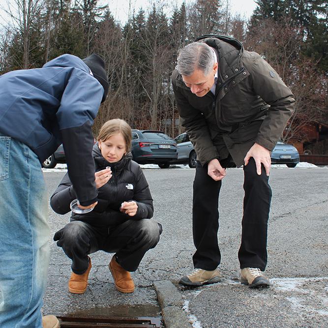 Karl Lamprecht collects samples with the children.