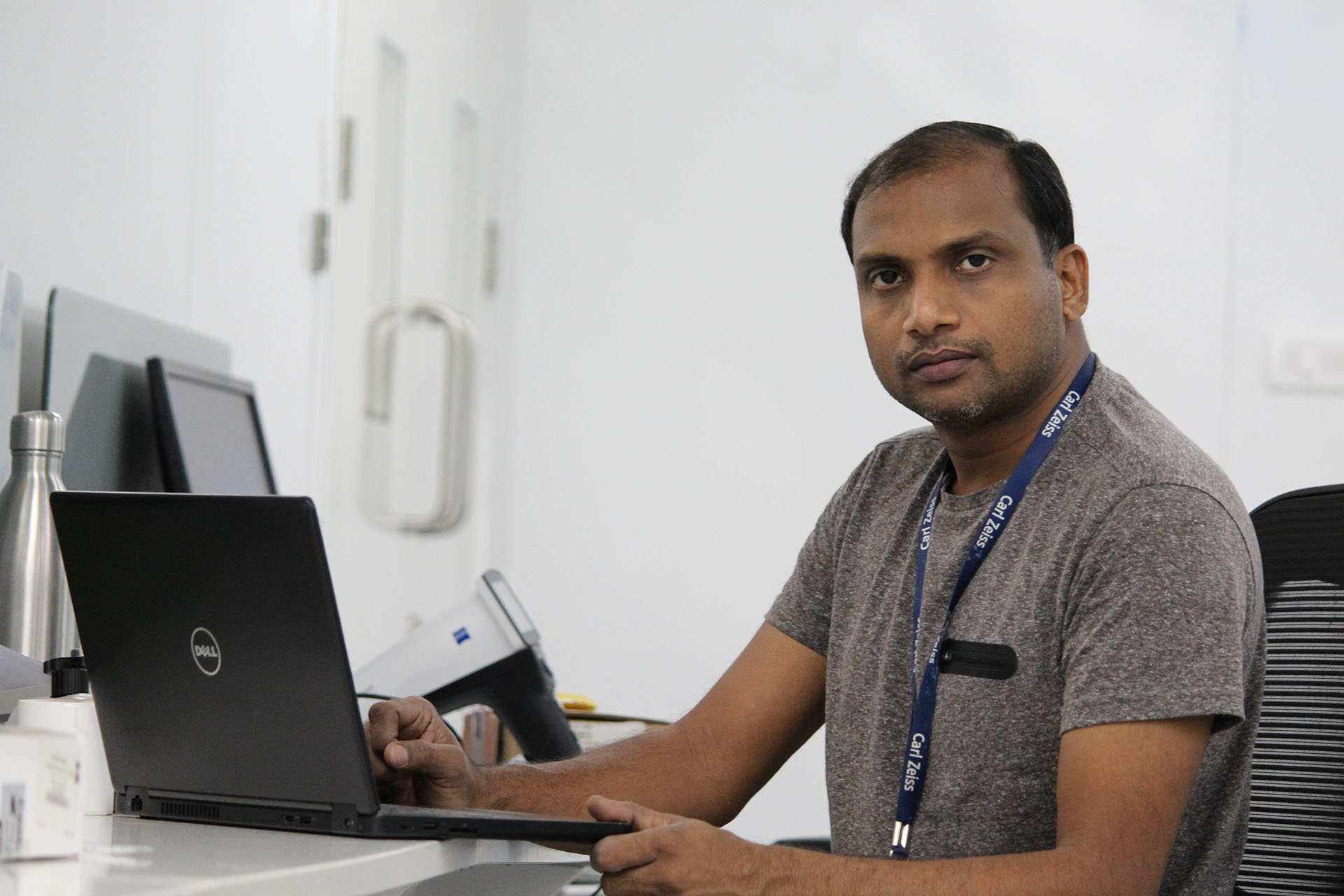Pramod Gopalan arbeitet am Laptop in seinem Büro bei ZEISS