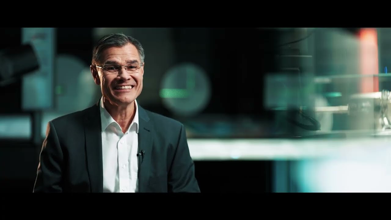 ZEISS President and CEO Dr. Karl Lamprecht volunteers for "A Heart for Science"