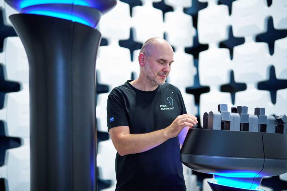 Thomas Jungmann looks at a projector.