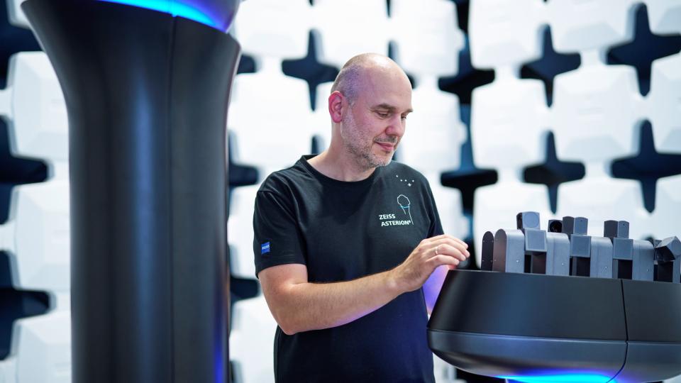 Thomas Jungmann at his workplace at ZEISS