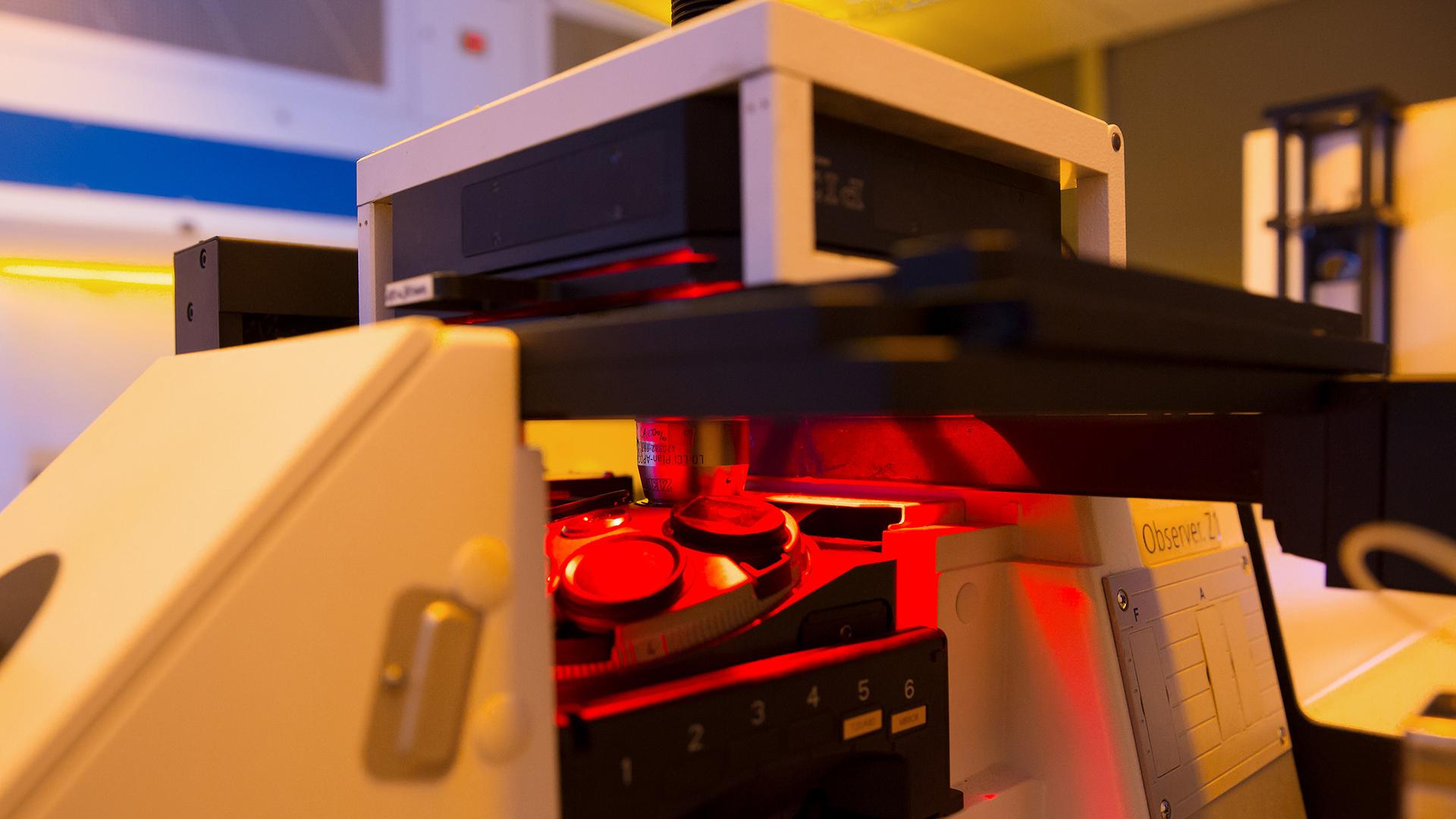 The objective lens inside the printer is pointed at the chamber.