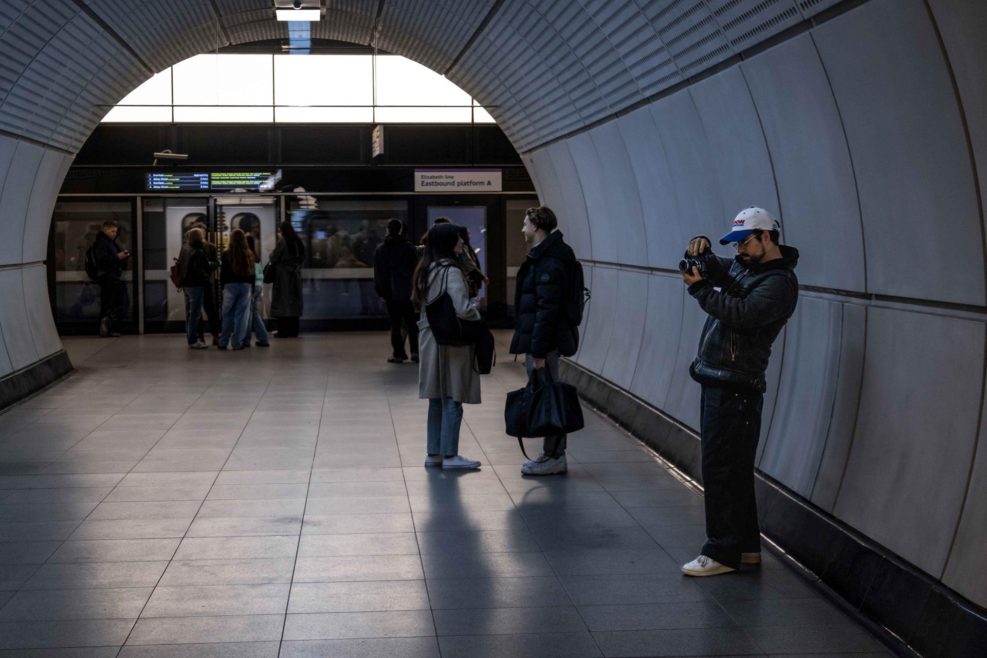 Ilan captures everyday situations and mobility in his photographs.