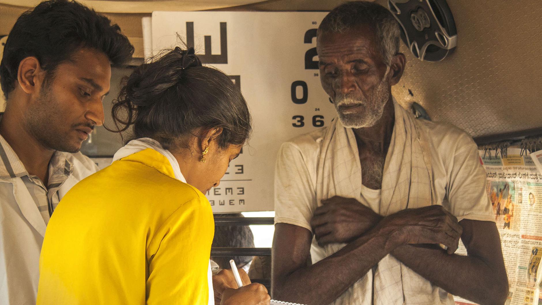 ZEISS Clear Vision Man talking to doctor