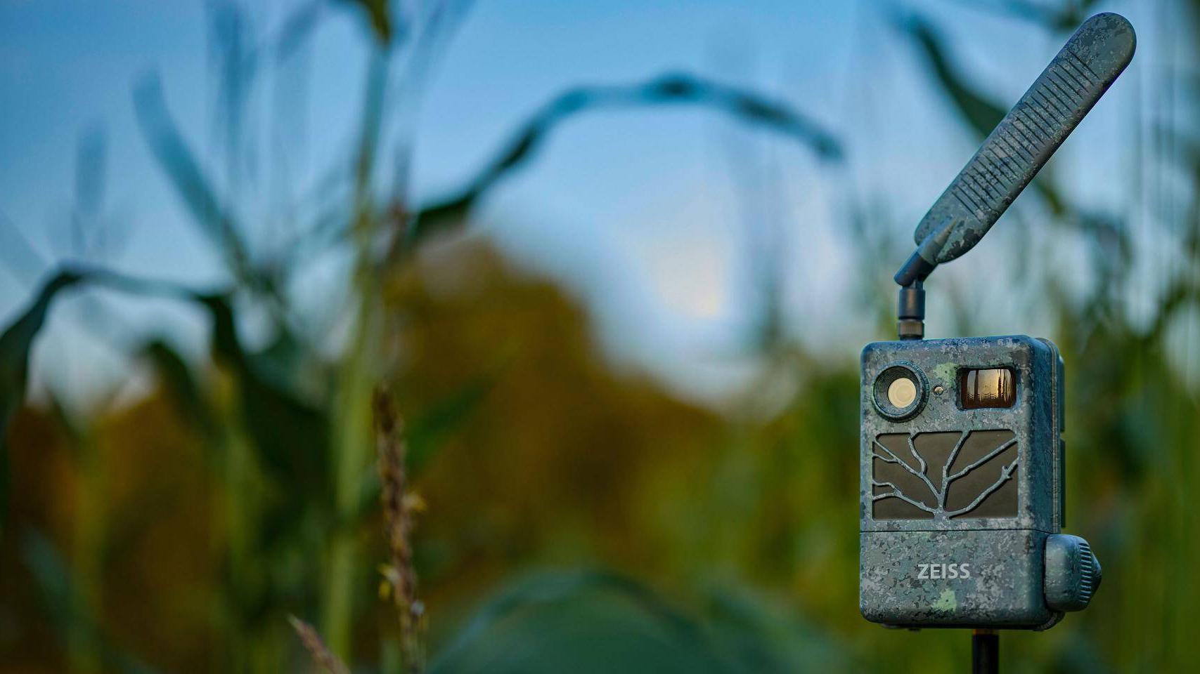 A Zeiss Secacam is mounted on a monopod.