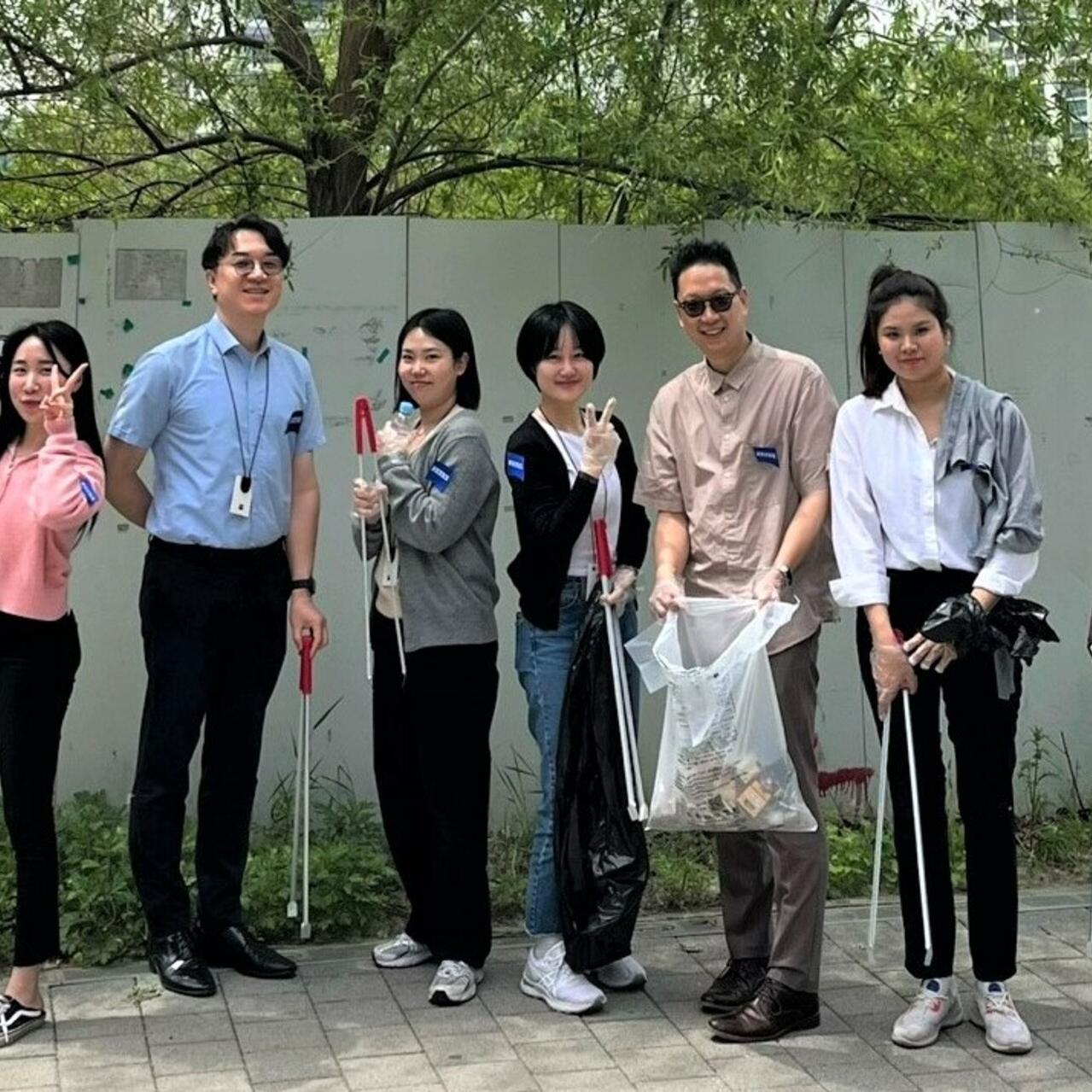 ZEISS employees in Korea picking up litter on earth day