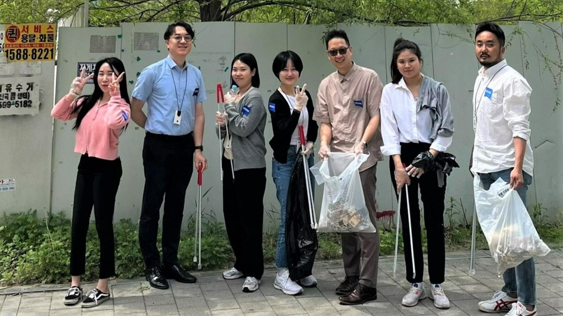 ZEISS employees in Korea picking up litter on earth day