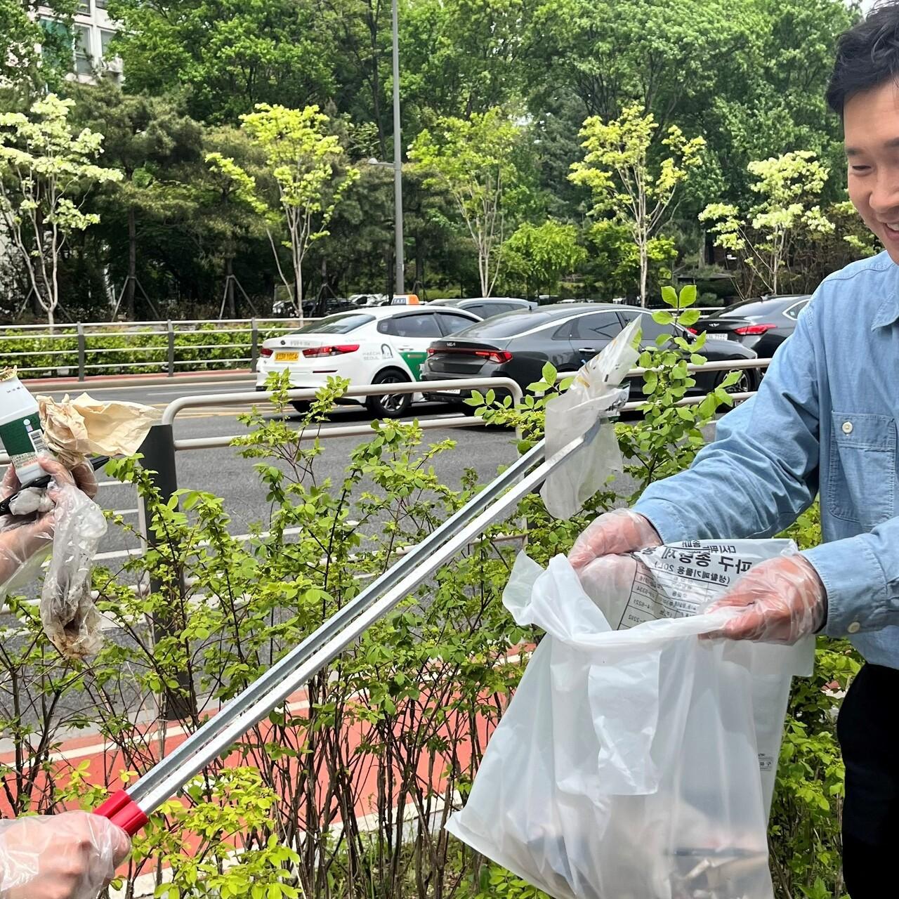 ZEISS employees in Korea picking up litter on earth day