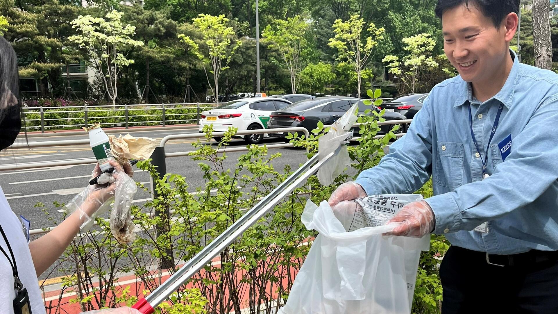 ZEISS employees in Korea picking up litter on earth day