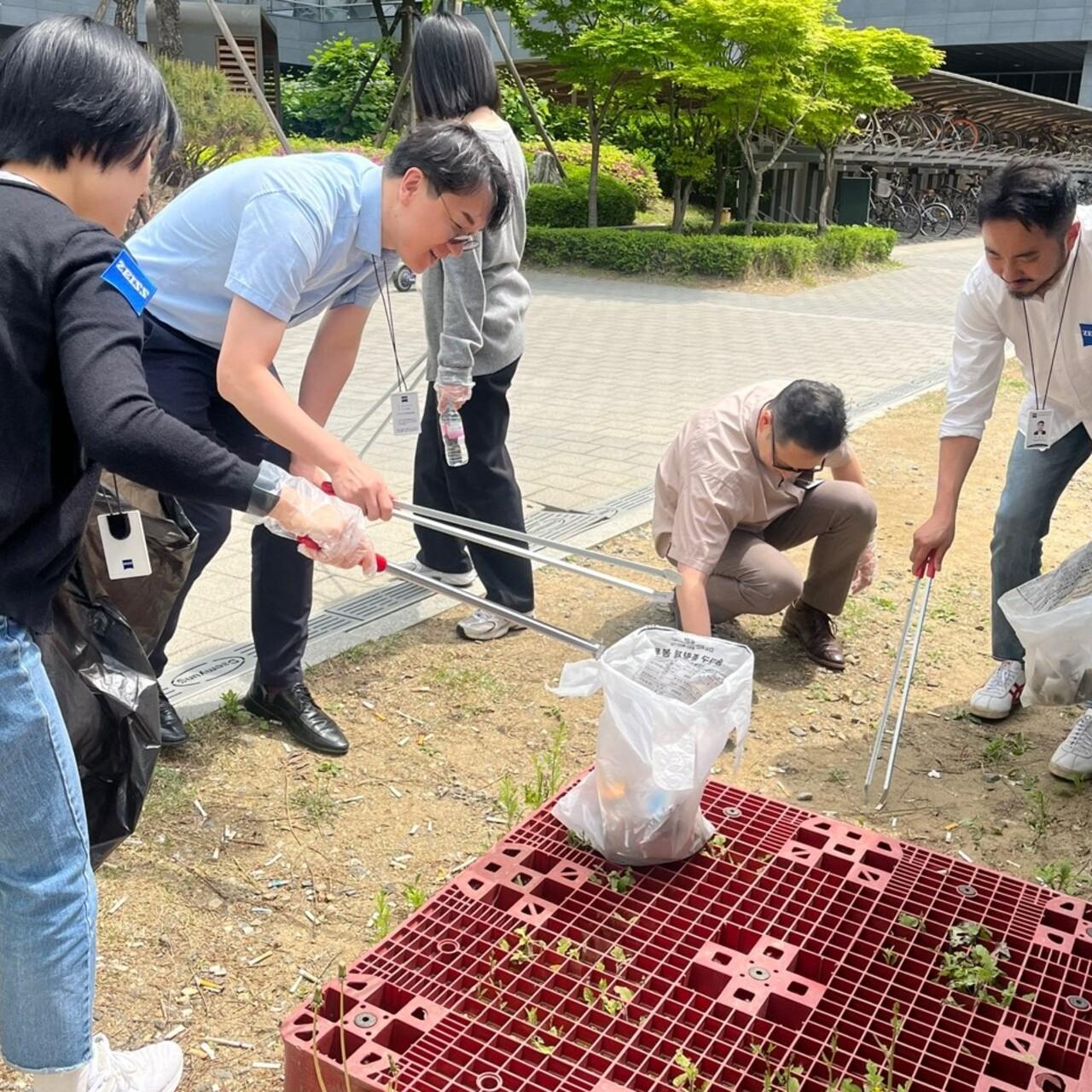 ZEISS employees in Korea picking up litter on earth day