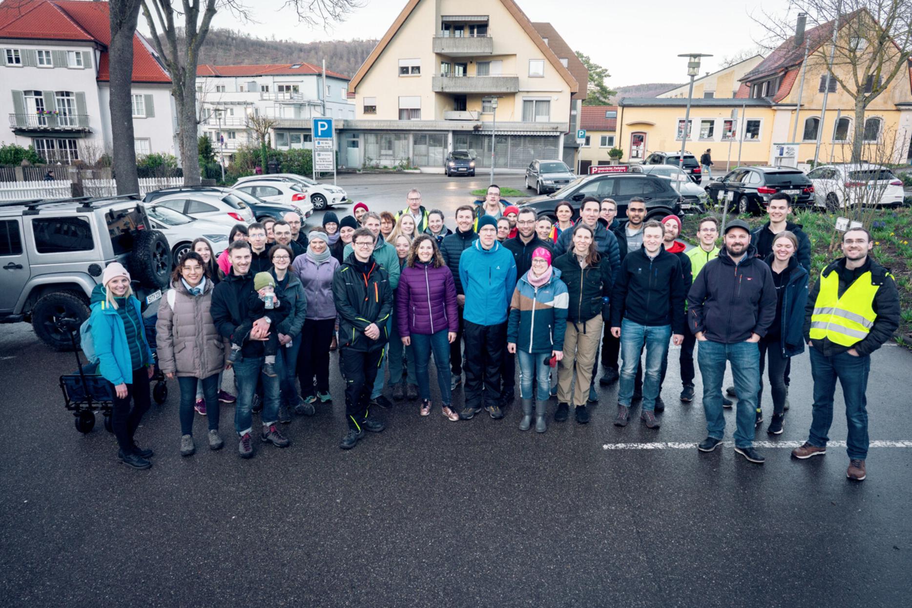 ZEISS employees picking up litter on earth day