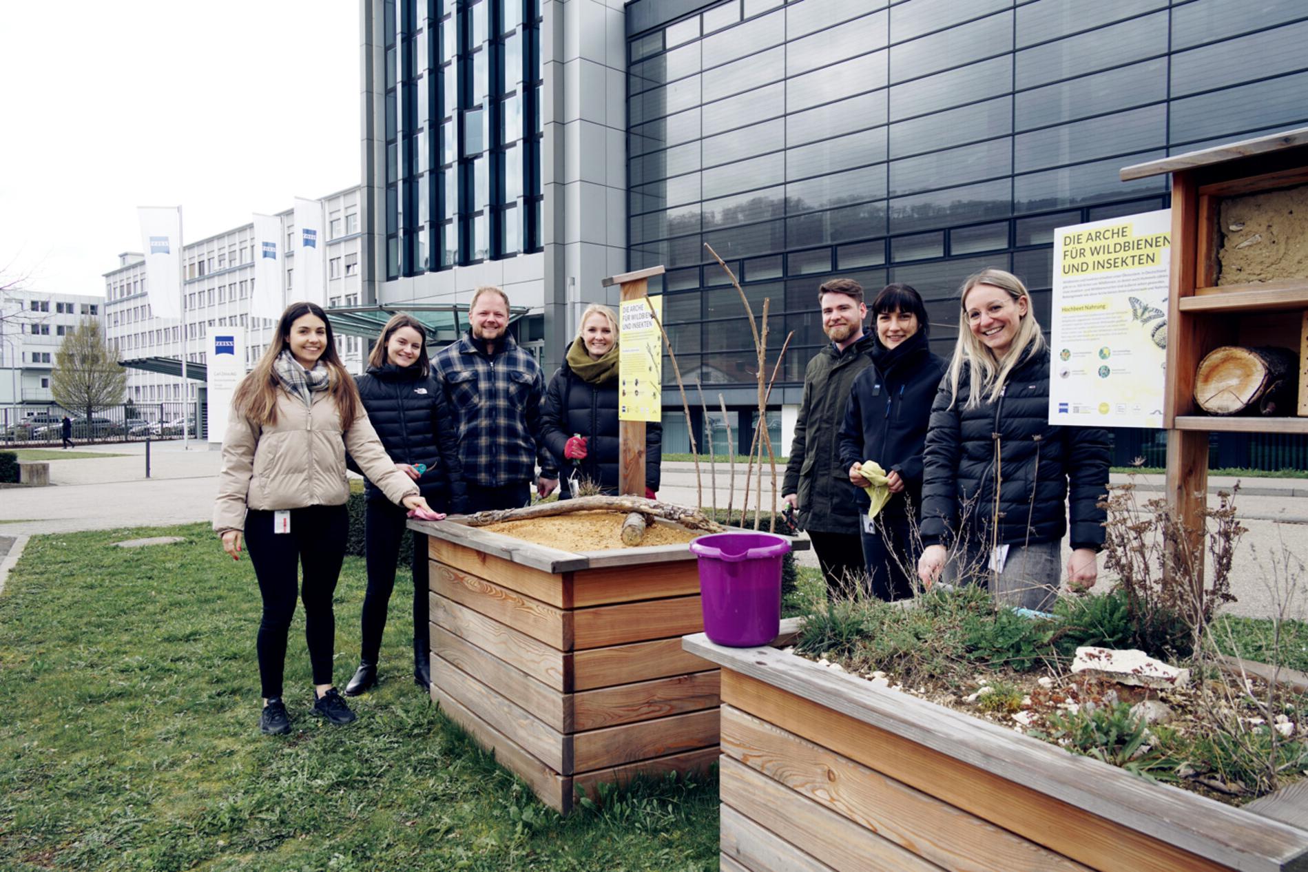 ZEISS employees picking up litter on earth day