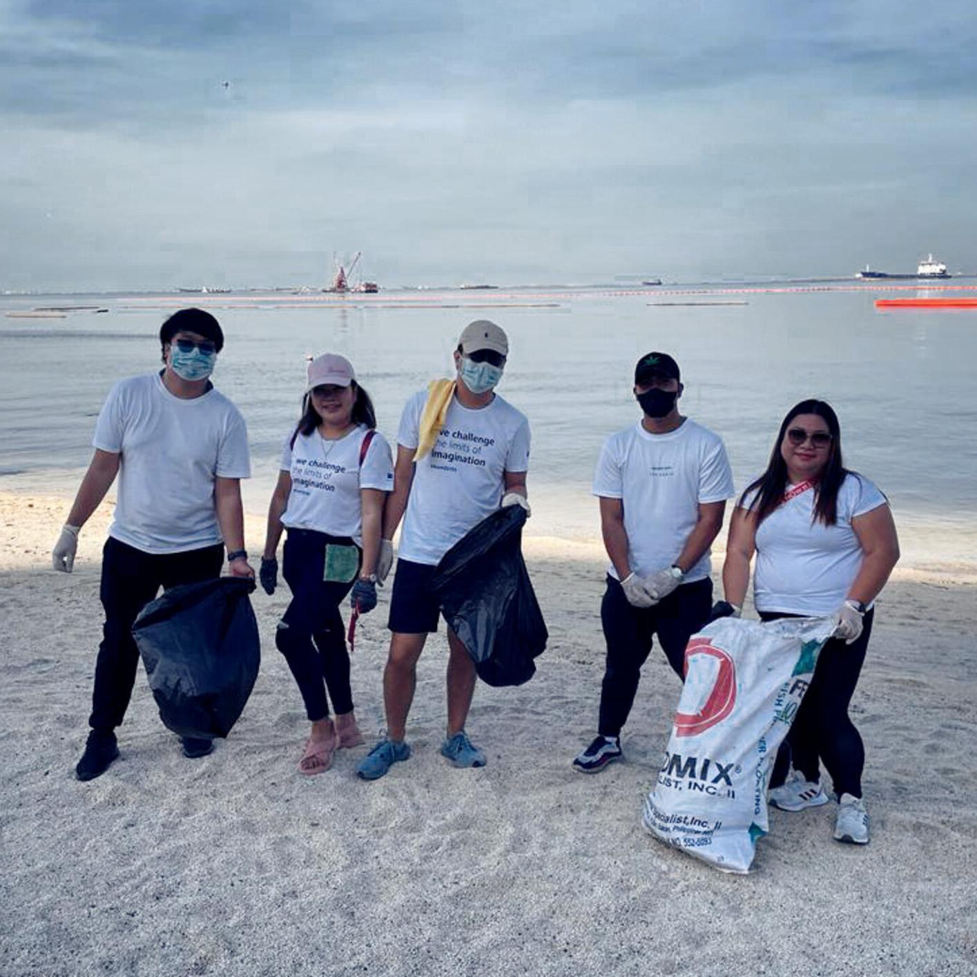 ZEISS employees in the Philippines picking up litter on earth day