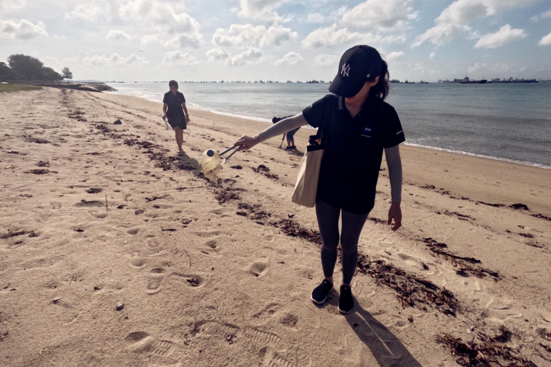 ZEISS employees in Singapore picking up litter on earth day