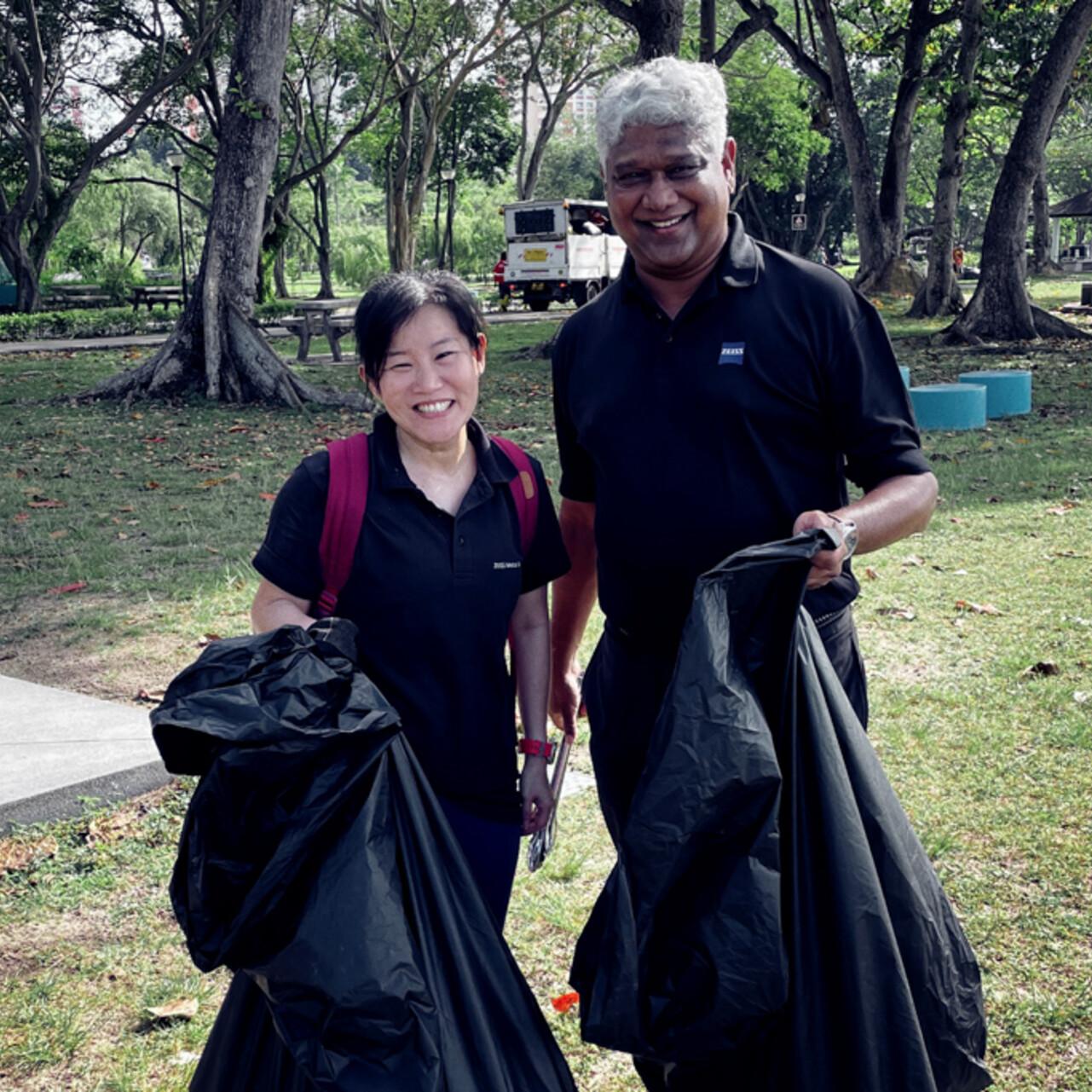 ZEISS employees in Singapore picking up litter on earth day