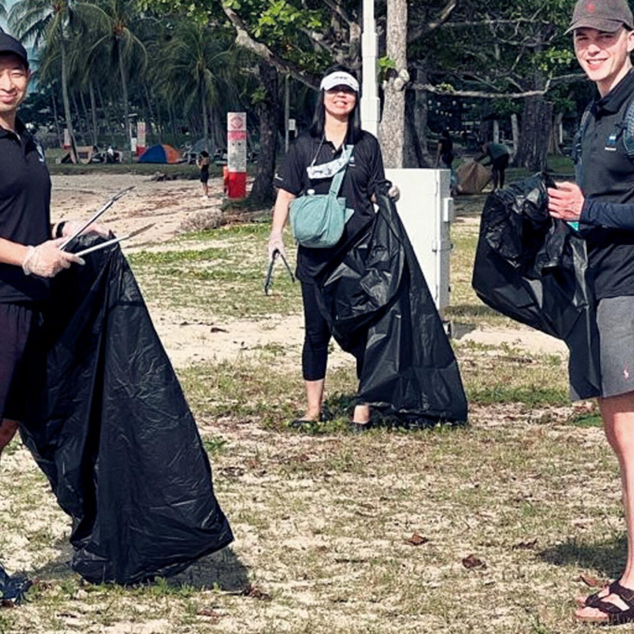 ZEISS employees in Singapore picking up litter on earth day