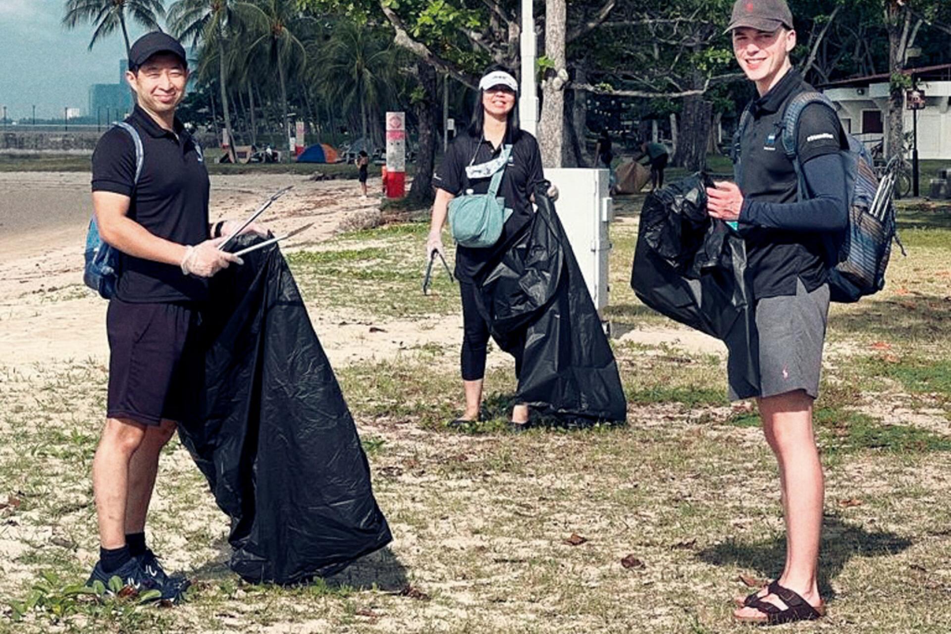 ZEISS employees in Singapore picking up litter on earth day