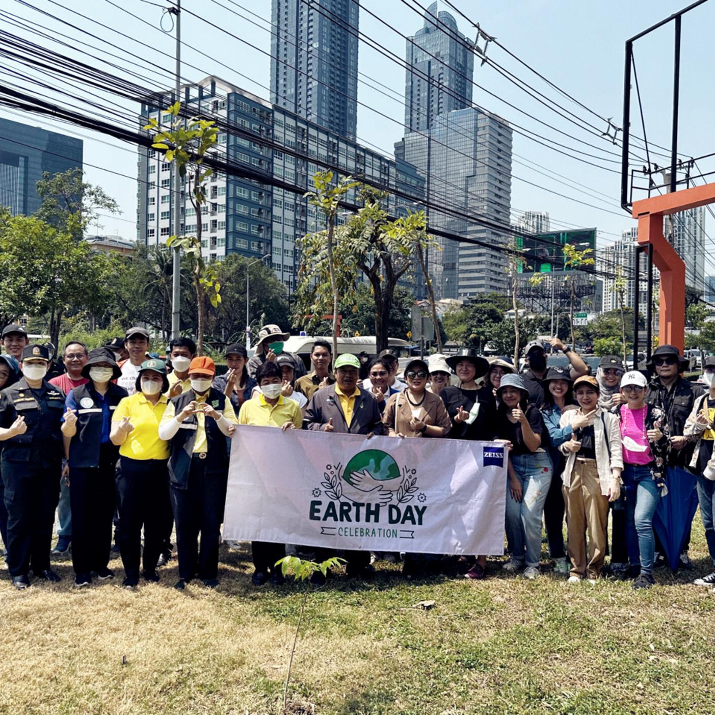 ZEISS employees in Thailand planting trees on earth day