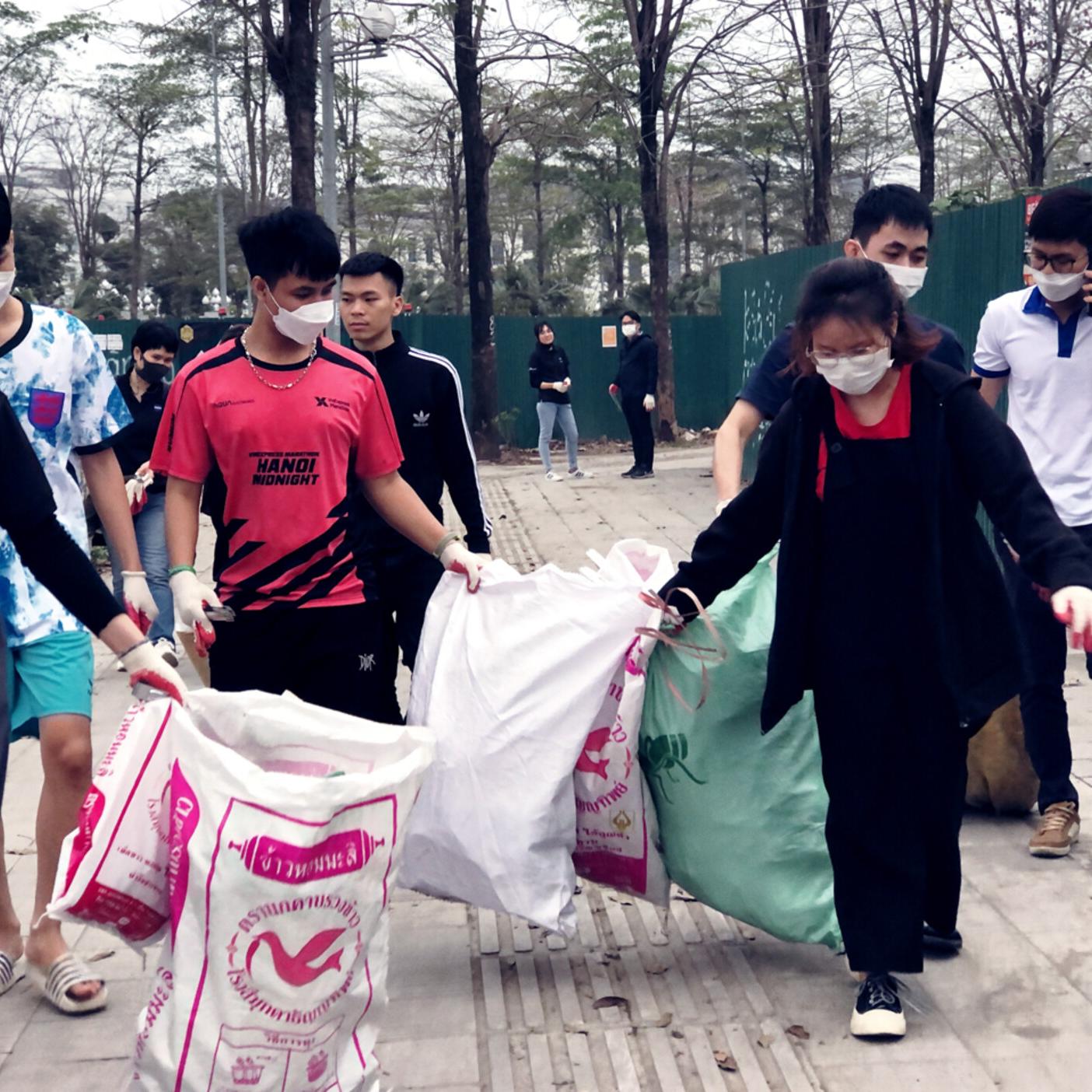 ZEISS employees in Vietnam (Ho Chi Minh & Hanoi) picking up litter on earth day