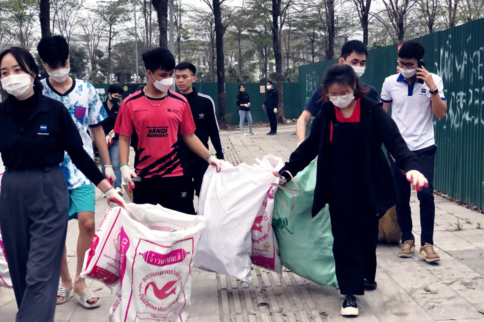 ZEISS employees in Vietnam (Ho Chi Minh & Hanoi) picking up litter on earth day