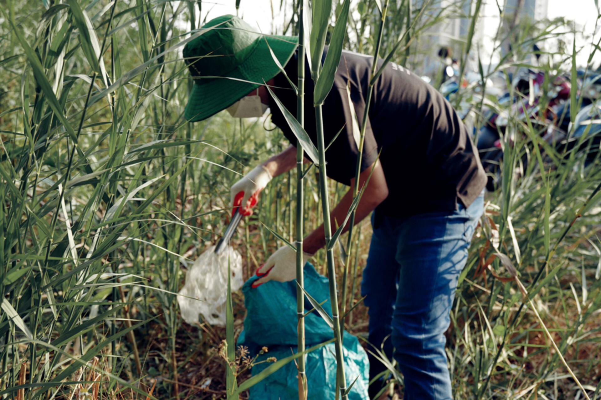 ZEISS employees in Vietnam (Ho Chi Minh & Hanoi) picking up litter on earth day