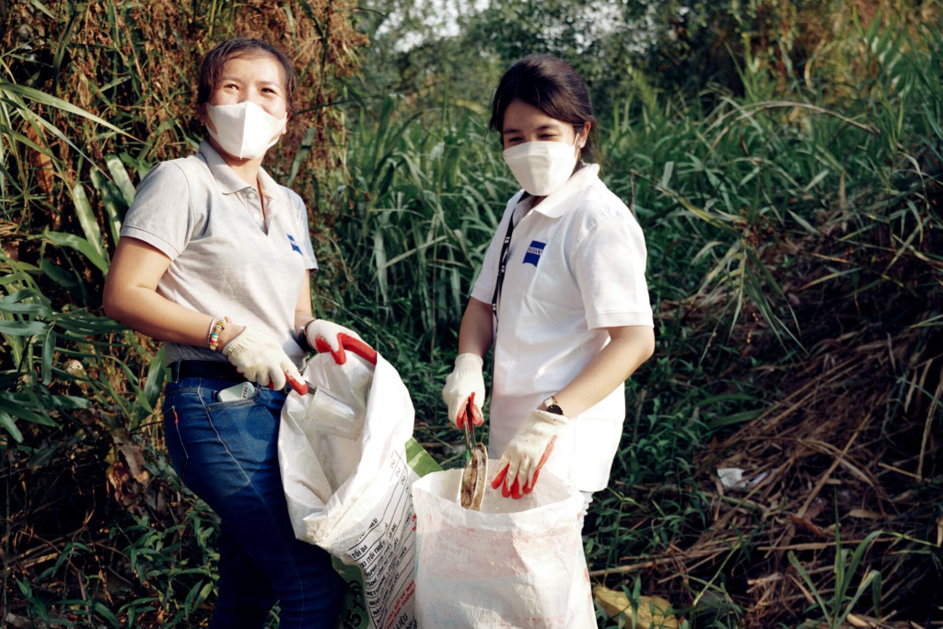 ZEISS employees in Vietnam (Ho Chi Minh & Hanoi) picking up litter on earth day