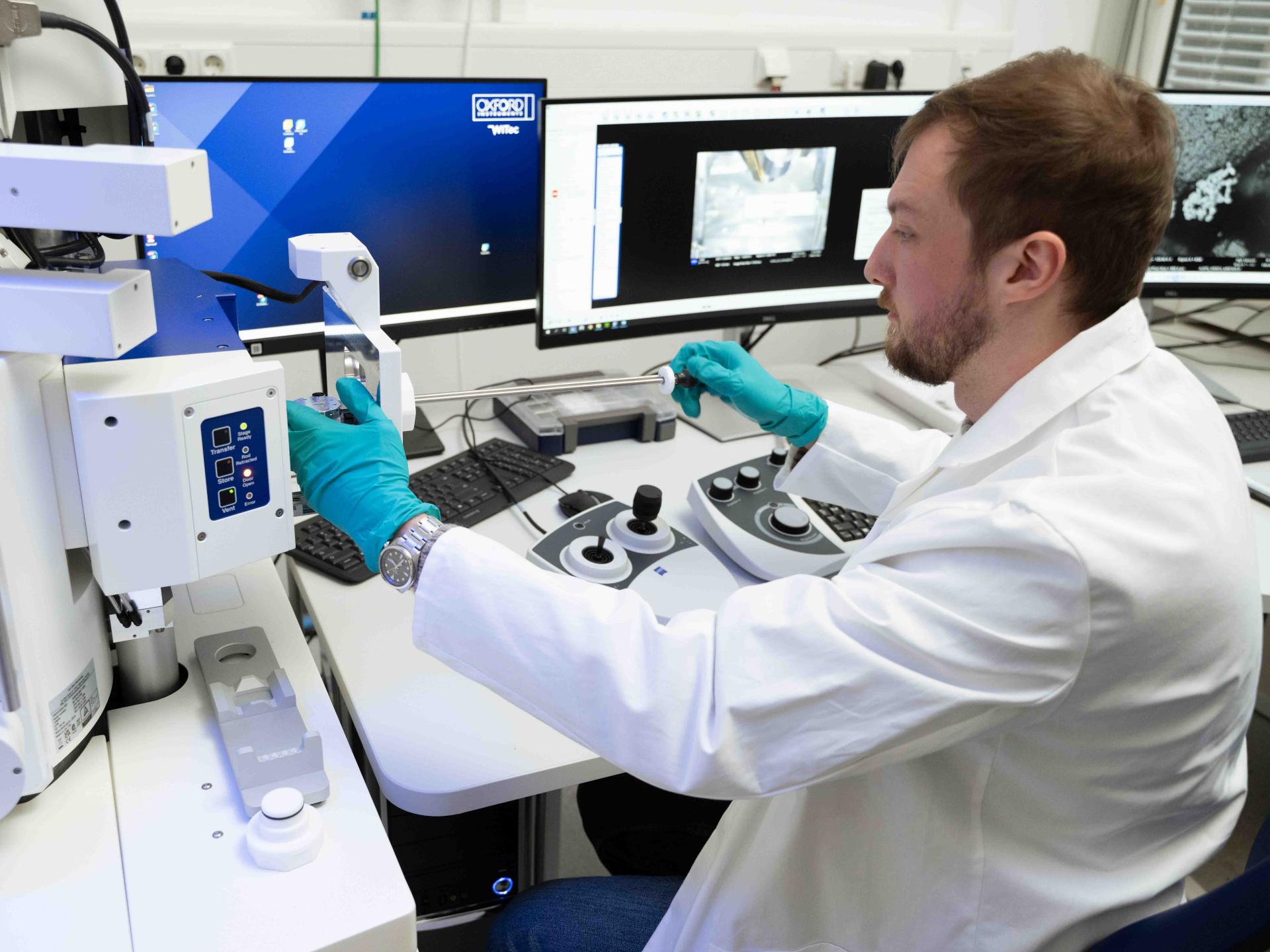 Researcher with the scanning electron microscope